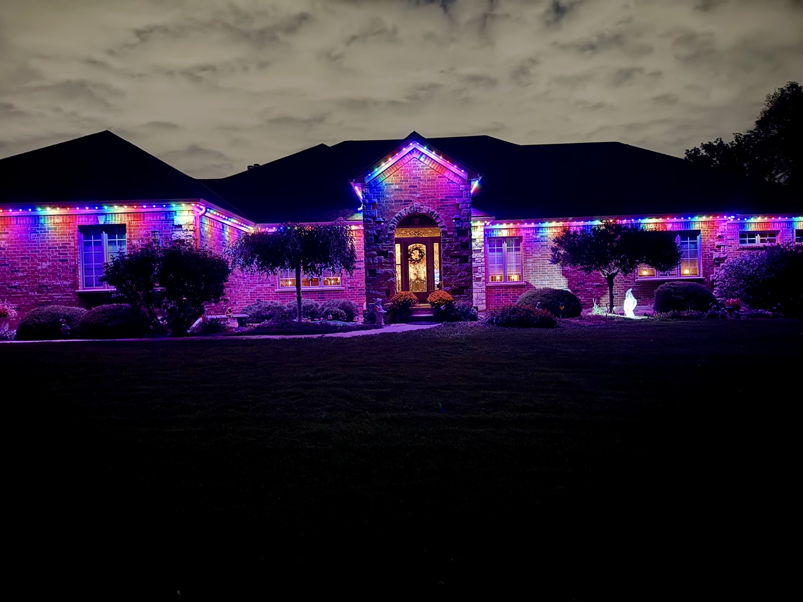 Commercial building with permanent exterior lighting